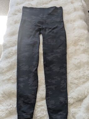 Spanx Look At Me Now Camo Leggings Small Black Gray Seamless High Waist Shaping